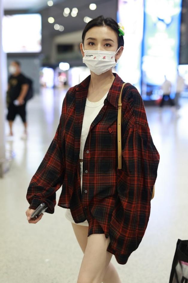 宋祖儿戴老年发夹,宋祖儿黑色长裙亮相长发长发夹