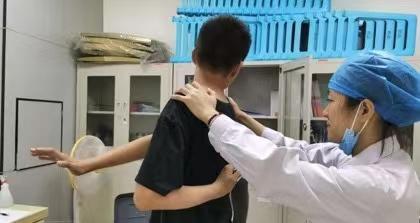 上了几节课就喉咙干痛？这种教师常见病要注意，喝金银花胖大海水也没用