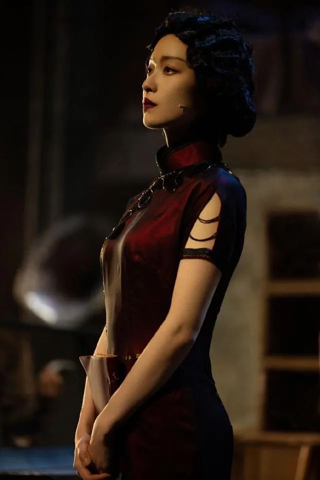 刘嘉玲关晓彤同框,穿旗袍大秀窈窕好身材