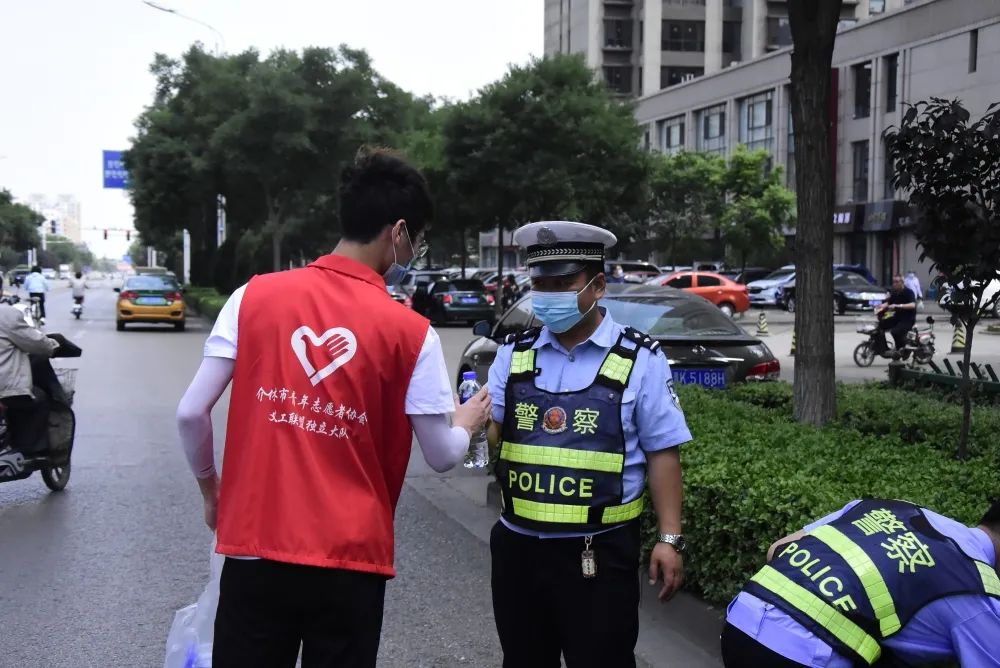 介休青志协红马甲为你护航，愿你旗开得胜，未来闪闪发光