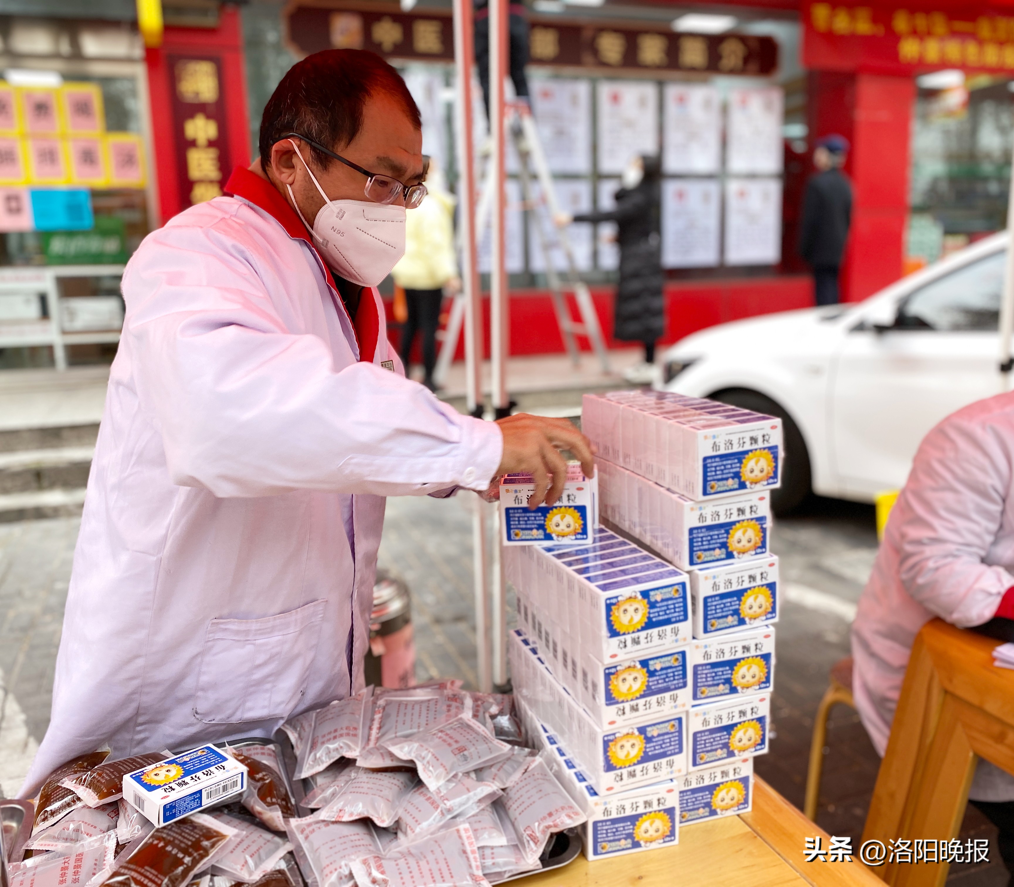 连续4天，洛阳6家张仲景大药房免费向市民发放3200盒退烧药！