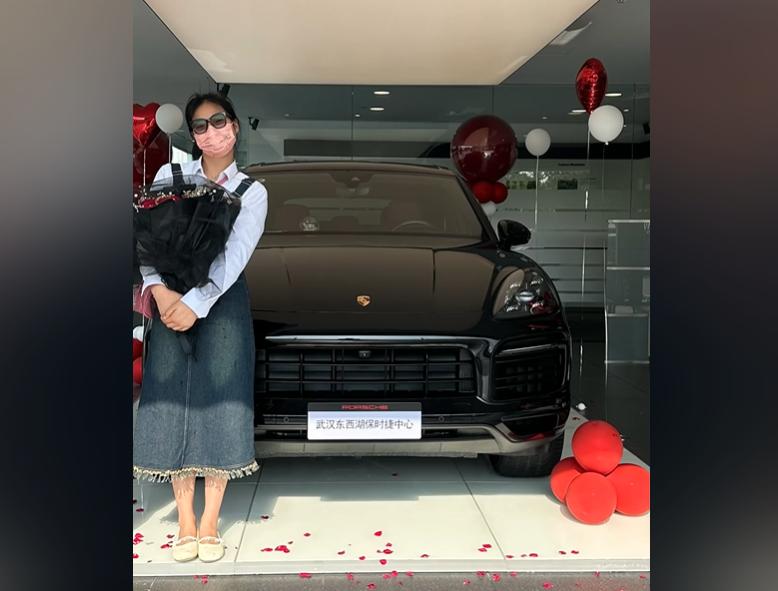 网红七颗猩猩轻松月入七十万,七颗猩猩保时捷