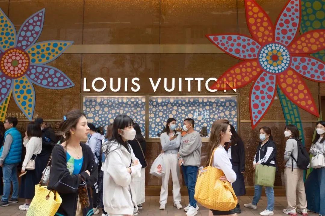 中国旅客湧广东道名店排队买名牌包，有游客日花10万！