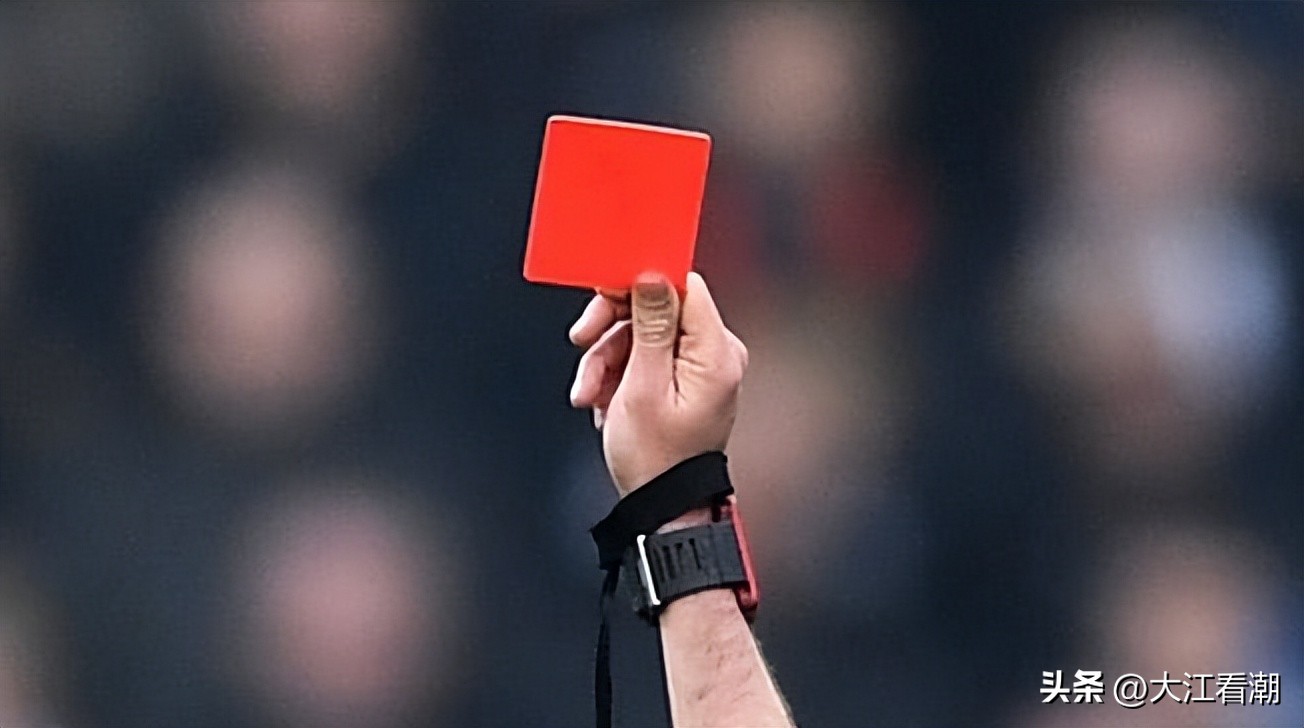 拥抱梅西小伙子全场尖叫,拥抱梅西的18岁球迷全过程