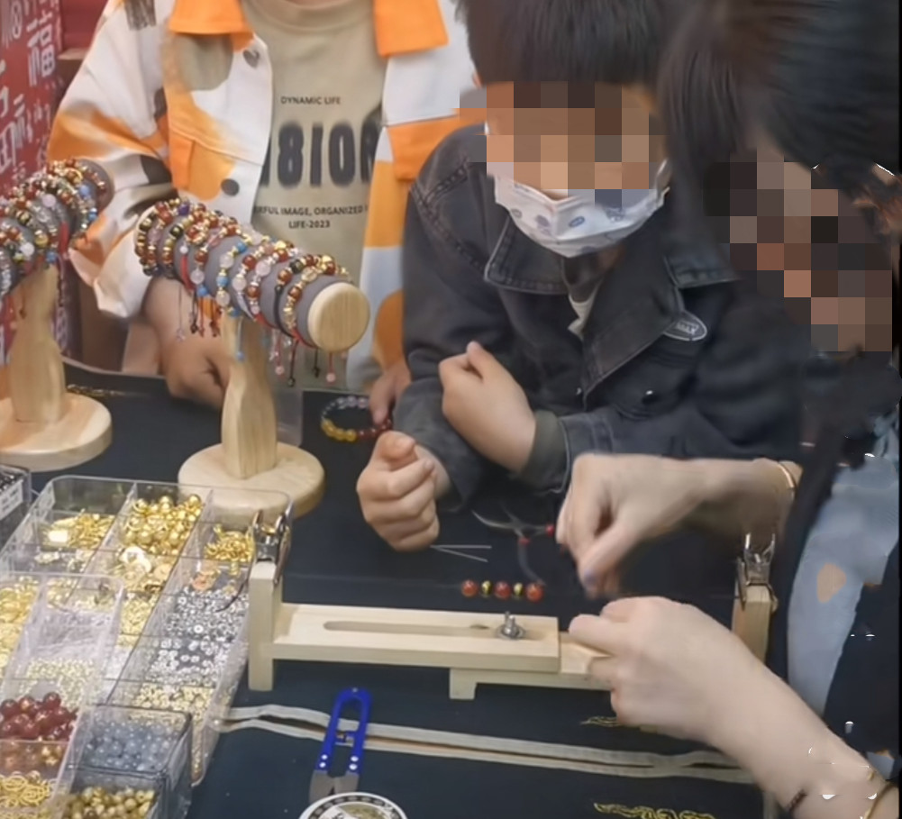 到鼓浪屿买3串珠子，付钱时女子感觉被坑，一颗5元3串500元