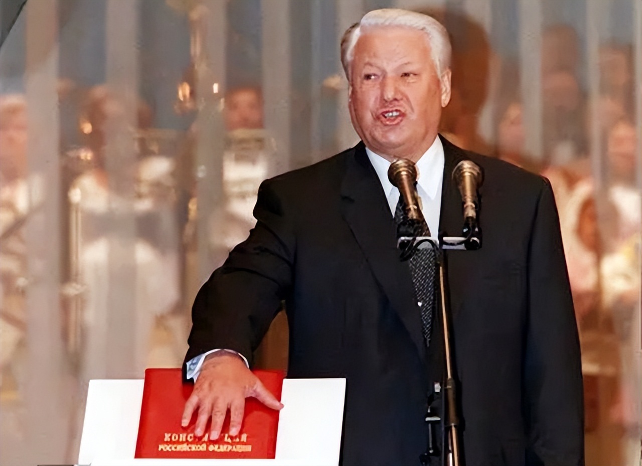 91年苏联解体，苏联元帅坐在窗台前自缢，留下的5封遗书道尽绝望