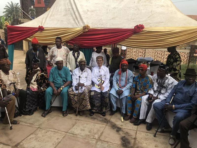 2018年，中国宁夏小伙李满虎被非洲土皇册封酋长，如今过得怎么样