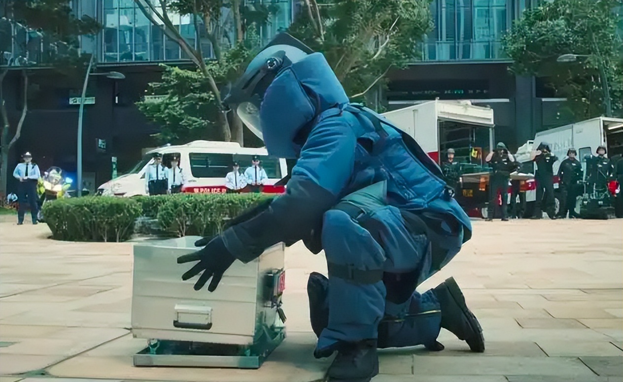 男子清明祭祖发现车辆显示有人,男子清明祭祖发现祖坟墓园被毁