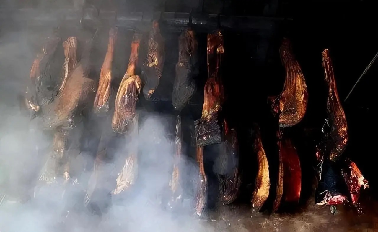 臭猪肉不会滋生细菌么？烟熏几十年还能吃，割掉霉层后直接食用