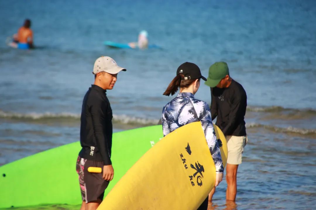 三亚滑水冲浪网红,三亚大批网红占据海滩