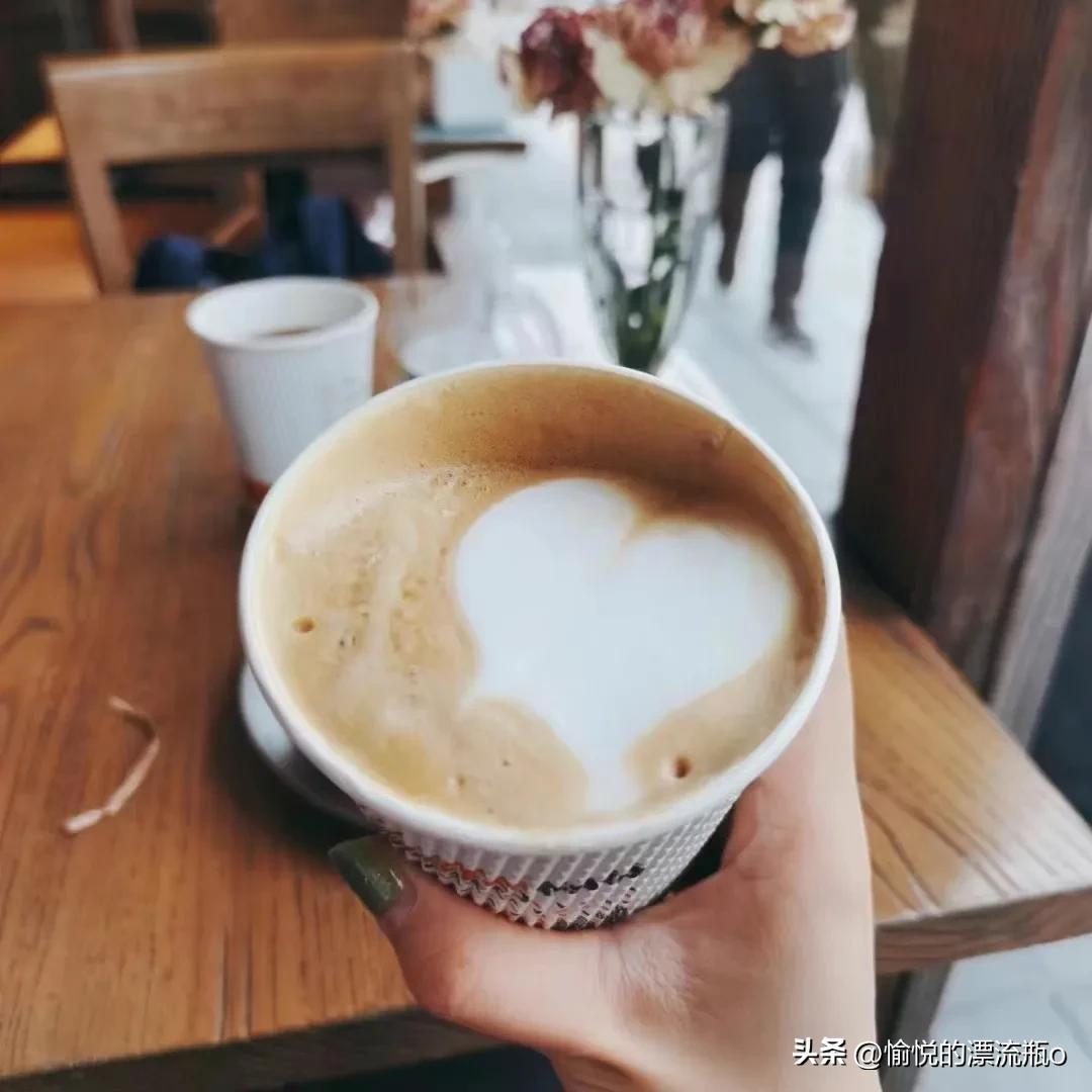 周姐介绍个对象，安排旁边的咖啡馆见面，回来，一进门脸色发白。