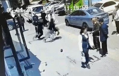 警察抓小偷高能瞬间,监控画面抓小偷