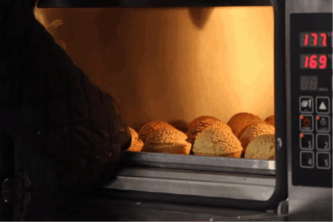 酥皮泡芙烤出来有点塌是怎么回事,泡芙不脆出炉后还塌什么原因