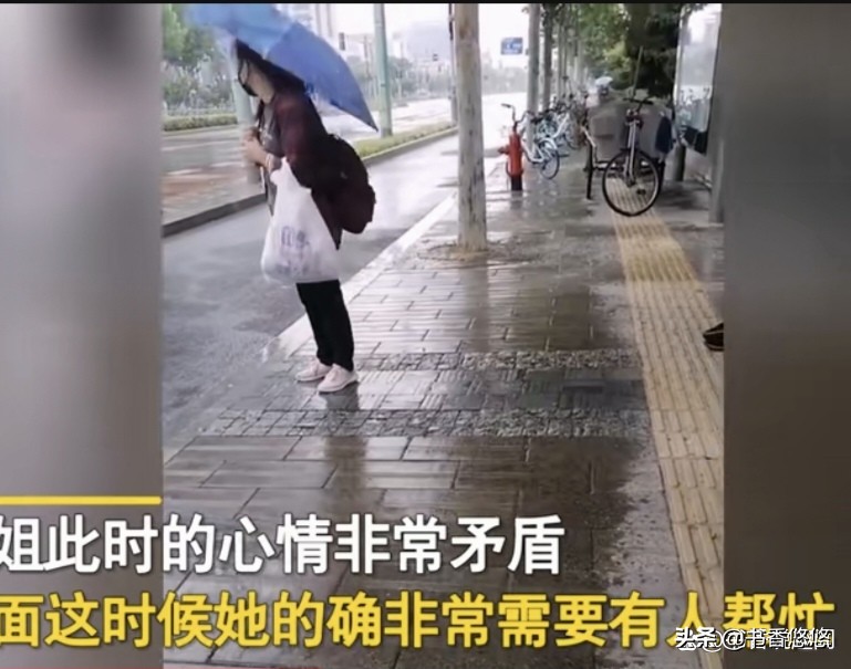 上海一男子免费送大姐到车站,上海男子雨中送大姐去虹桥站
