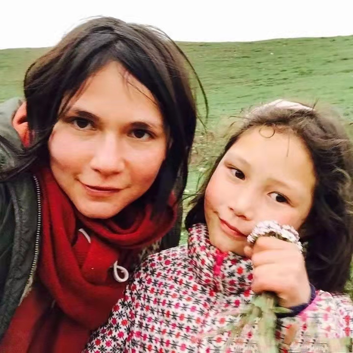 美国女孩回中国爸爸故乡：牦牛绒围巾卖欧洲，带草原牧民赚欧元