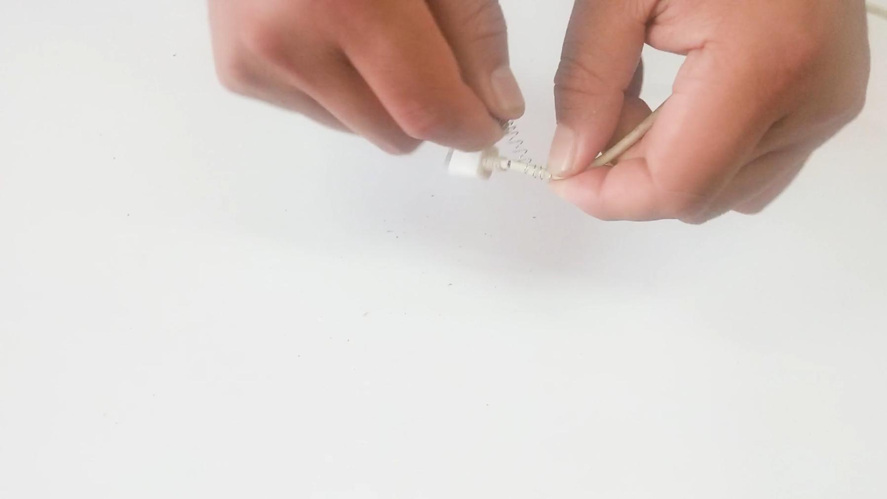 电线插头根部断了怎么用扎带修复,电线插头根部烧断了修复法