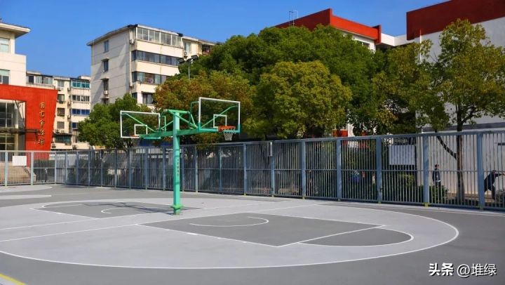 在刚竣工3天的运动场上比赛,是一种什么体验?