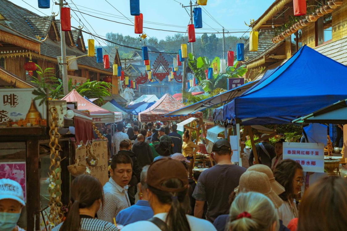 骂版纳是因为你没走出告庄玩版纳跟着小姐姐们走你才晓得味道