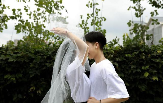 睡楼梯，啃馒头，攒钱给男友买28年的生日礼物，结局早已注定