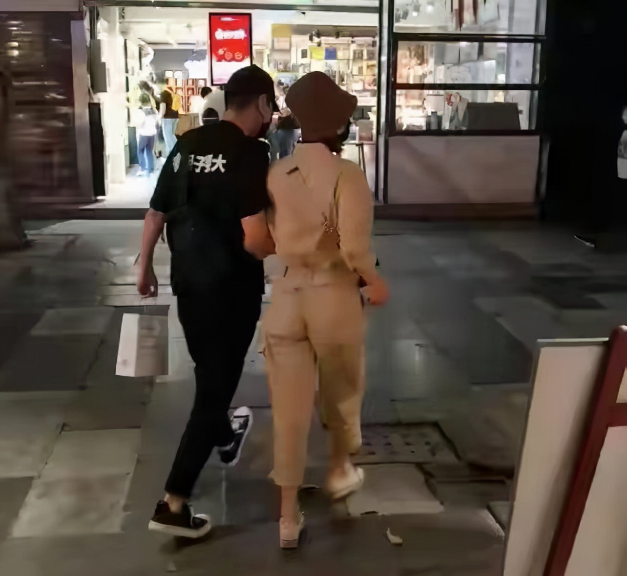 高圆圆最新近照穿黄色复古裙,高圆圆穿白色吊带背心气质甜美