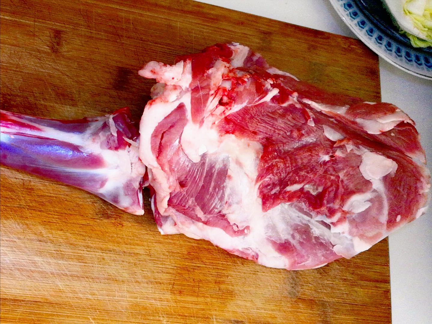 烤肉摊的秘制烤羊肉串,从腌肉到烧烤,配方详细,外焦里嫩太香了