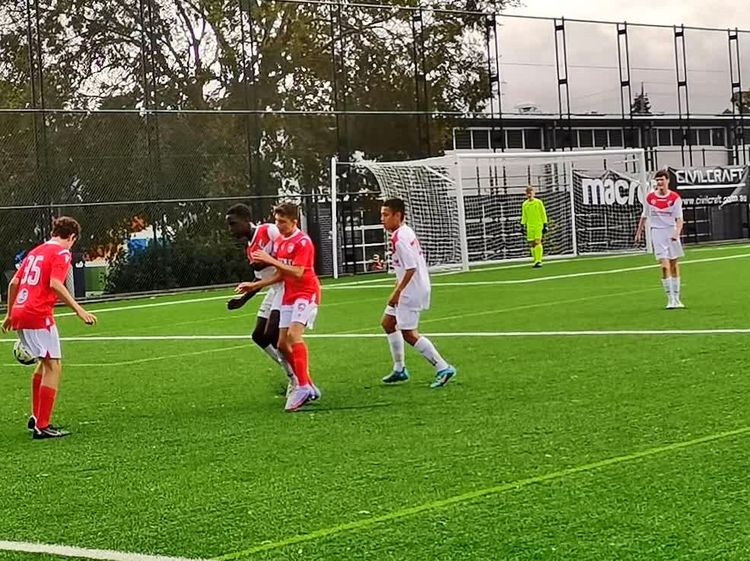 在悉尼PenshurstPark彭斯赫斯特公园球场，看一场社区少年足球赛