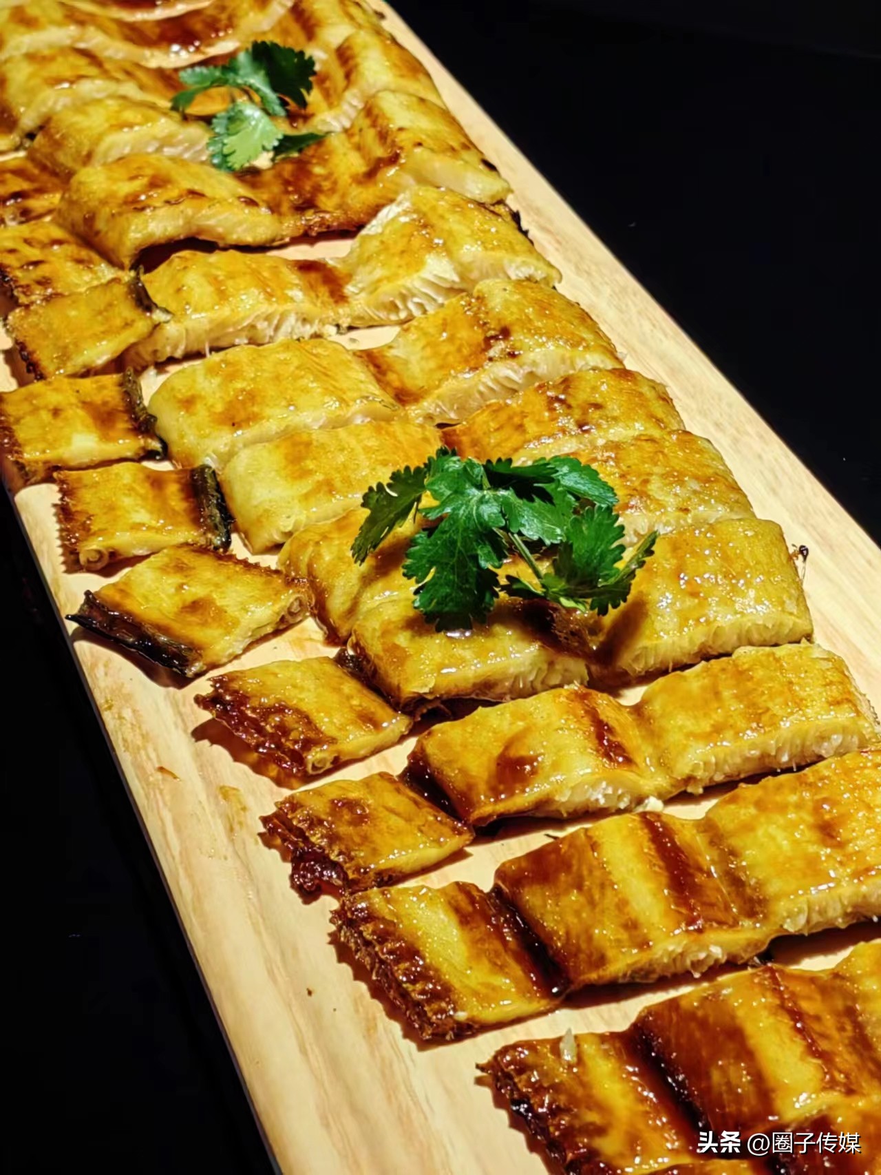 鲜香的舌尖诱惑,从经典延至创新,【震旦海鲜烧烤酒店】