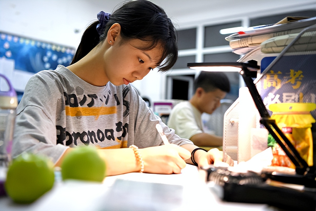 树立榜样人物、提升审美认知，对学生认知思维发展的促进作用