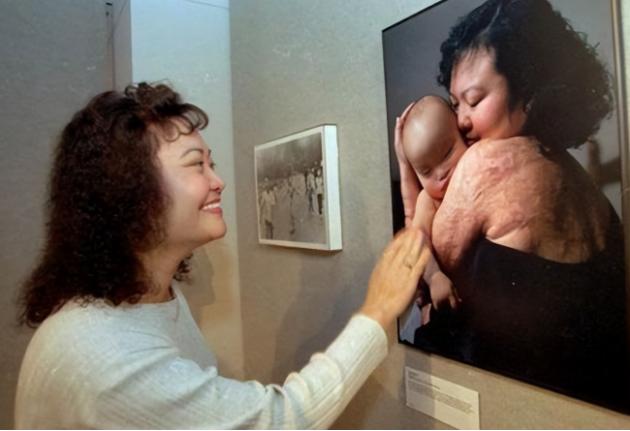 50年前，那个展开双臂、惊慌逃跑的越南女孩，究竟经历了什么