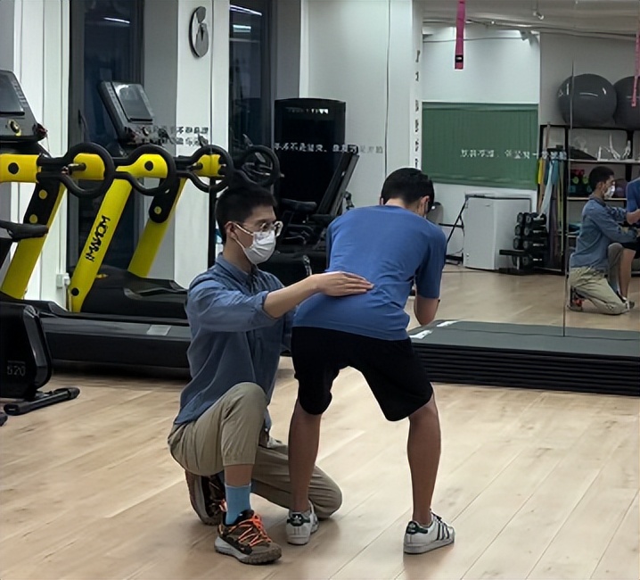 【锐博康复案例】深蹲忽略下肢力线容易造成膝痛问题