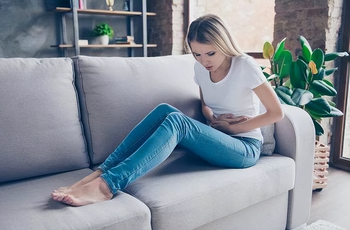 大姨妈量少还发黑,第一天来大姨妈量少发黑怎么回事