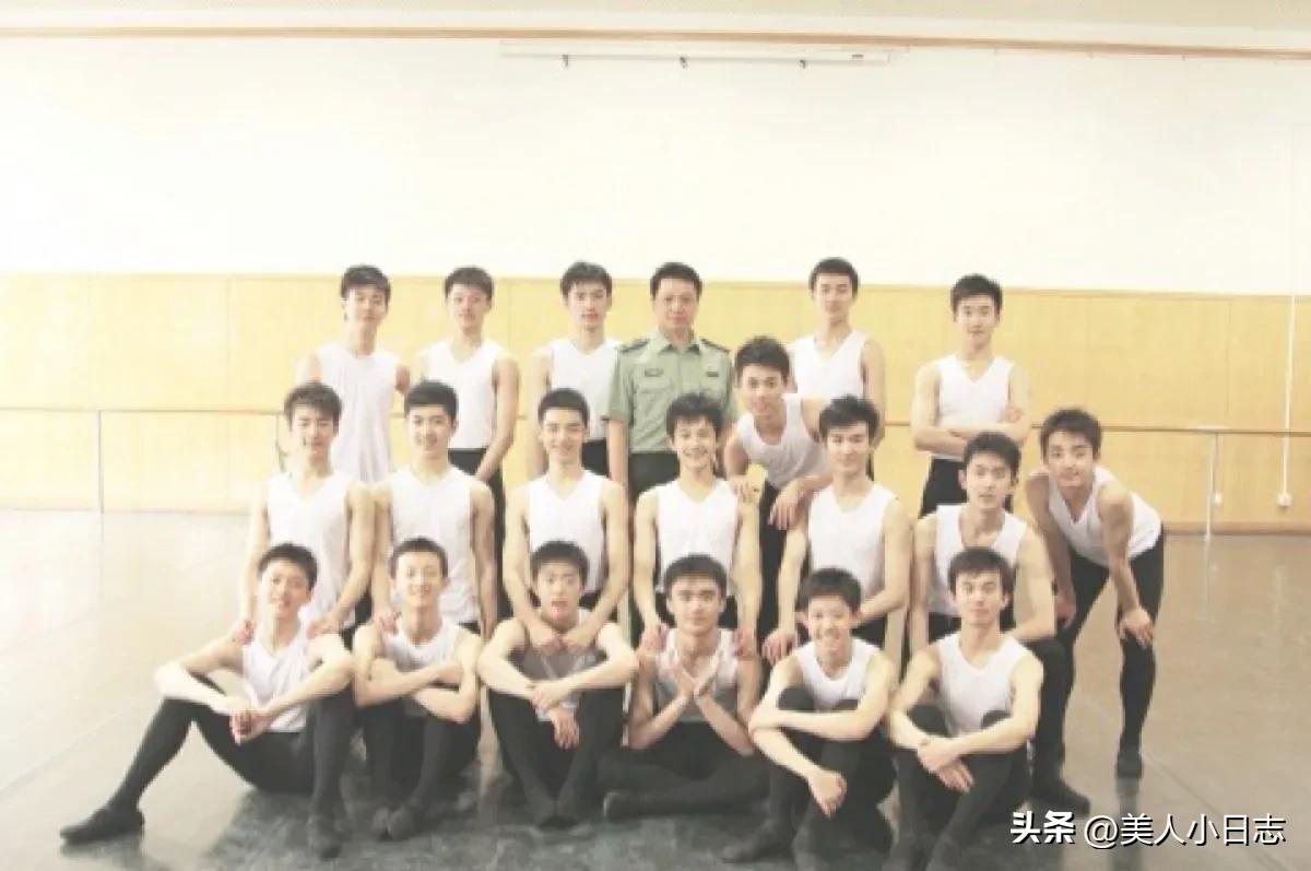 杨洋晒照片光影交替精致帅气,杨洋外形俊朗