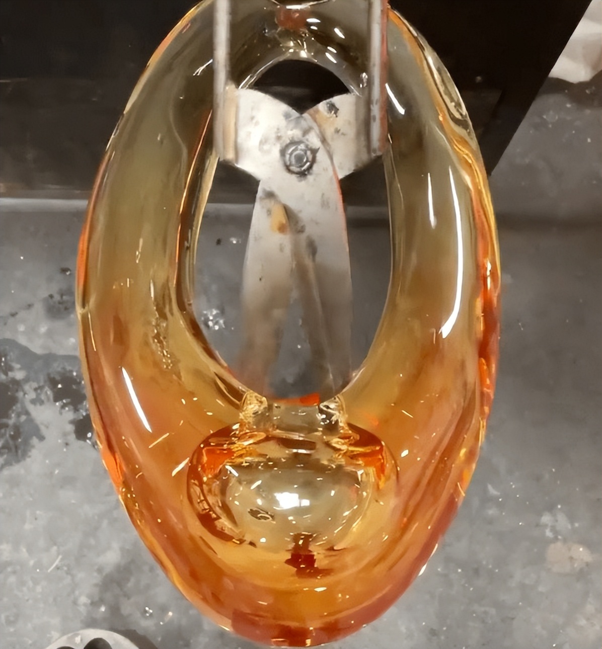 他们用玻璃做了个水晶包,卖得死贵,外国明星还狂爱