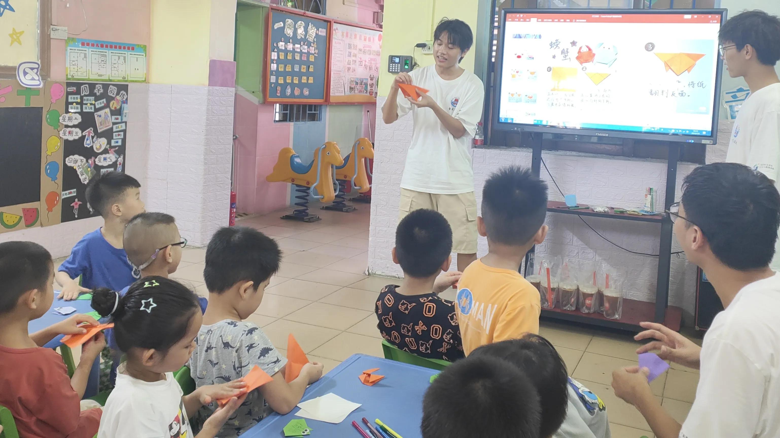 “食来运转”社会实践队--以纸做花，培养幼儿“美育”