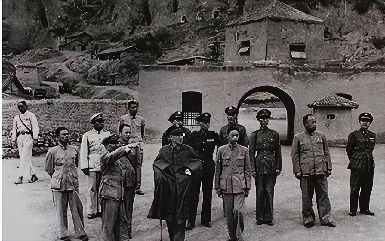 蒋介石一生中唯一一次到延安，看了毛*东泽**的窑洞，大呼后悔