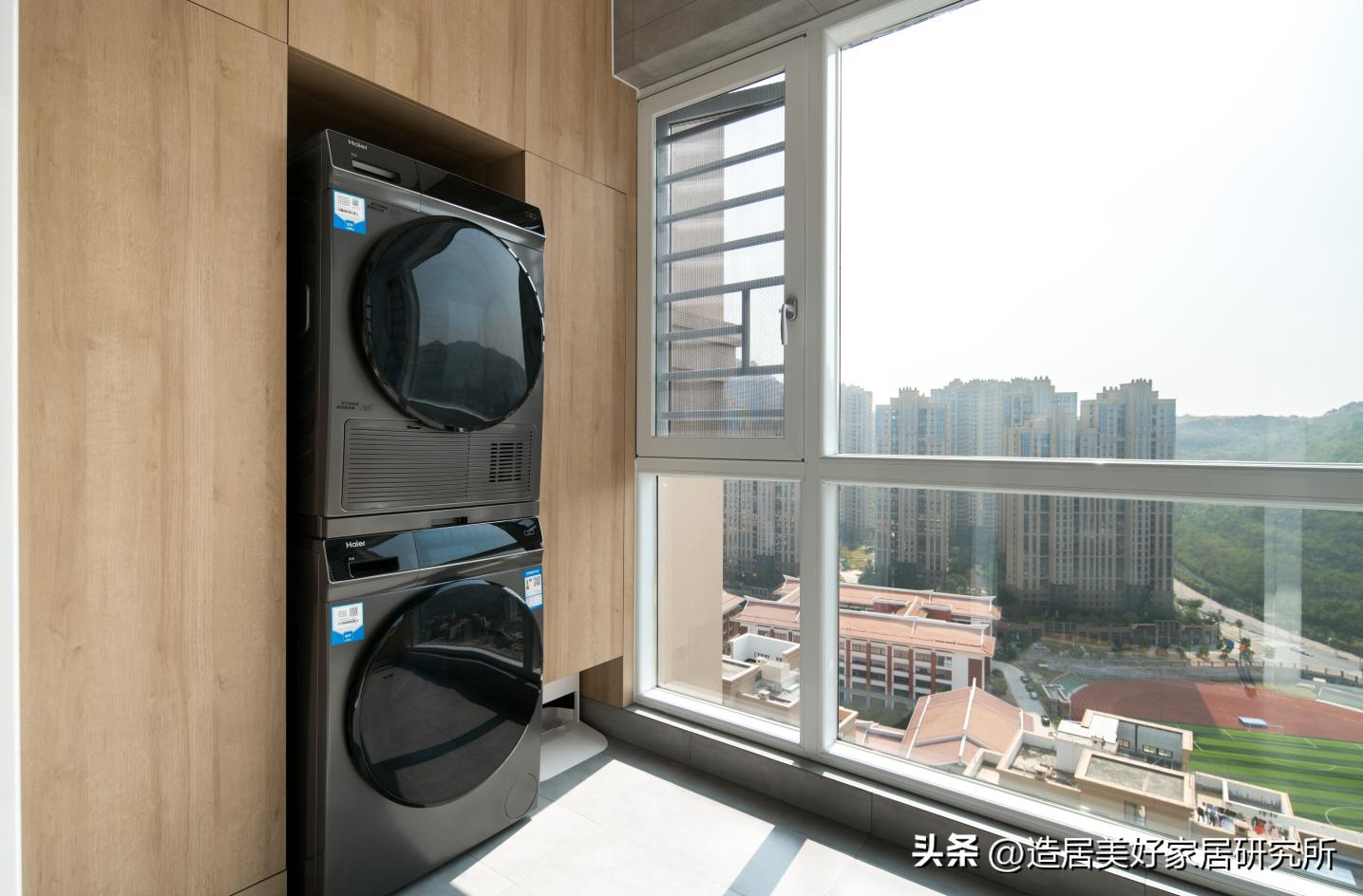 阳台瓷砖上铺木地板,客厅阳台铺木地板可以吗