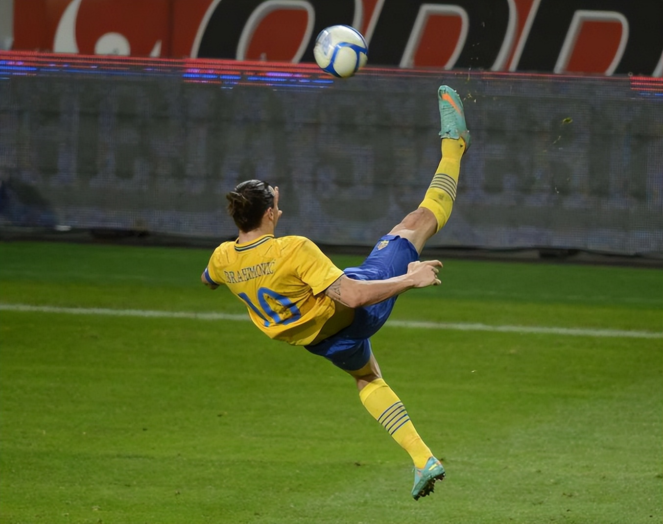 欧冠最佳梅西c罗对比,贝尔c罗倒钩对比