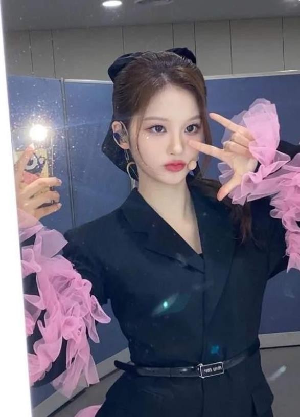 JYP新团出道即受关注，成员雪允因颜值出圈，却被指不尊重粉丝？