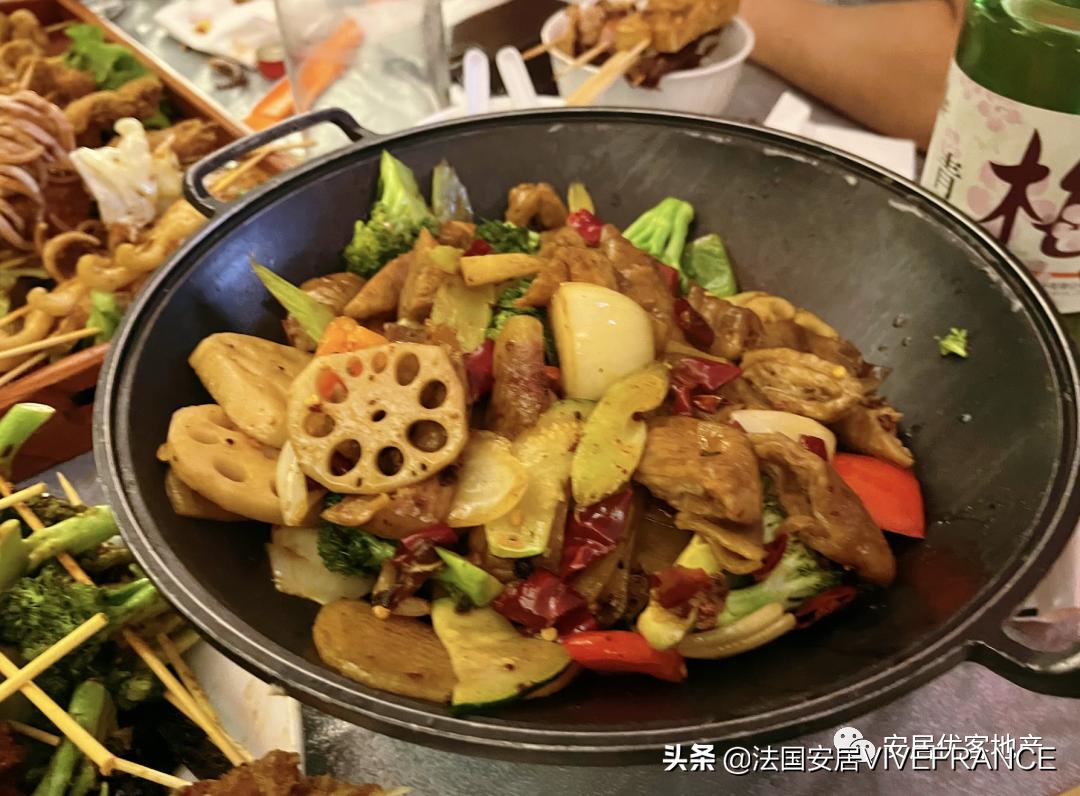 走起喝羊肉汤嘛！烤鱼毛血旺，还有生煎小面