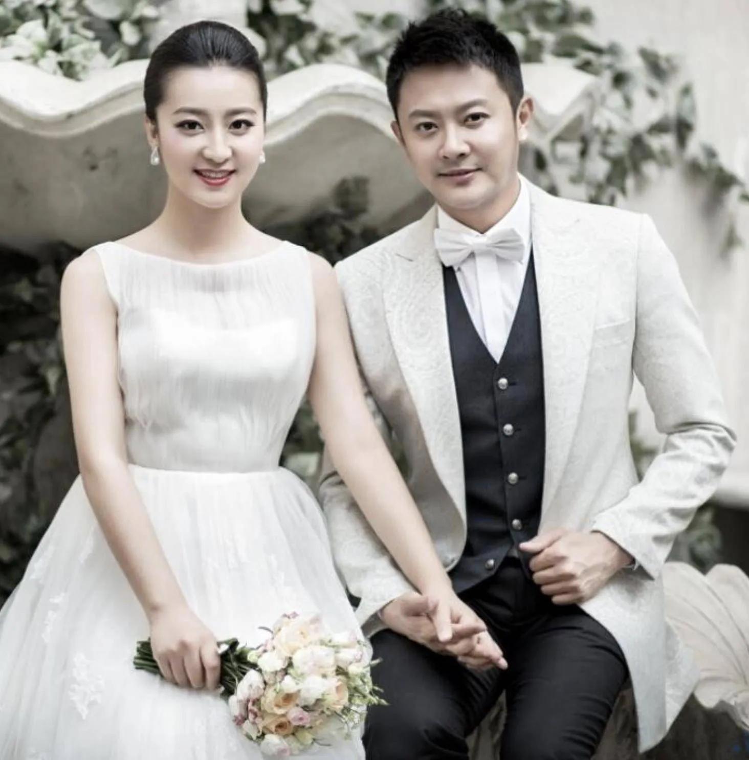 印小天泰国街头热舞，舞姿夸张表情抚媚引争议，精神状态惹人担心