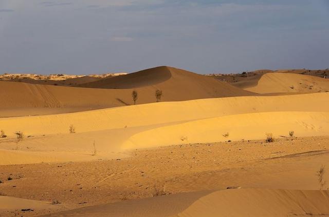 亚洲唯一中立国，水电免费汽油仅一毛，这个国家为何能闷声发大财