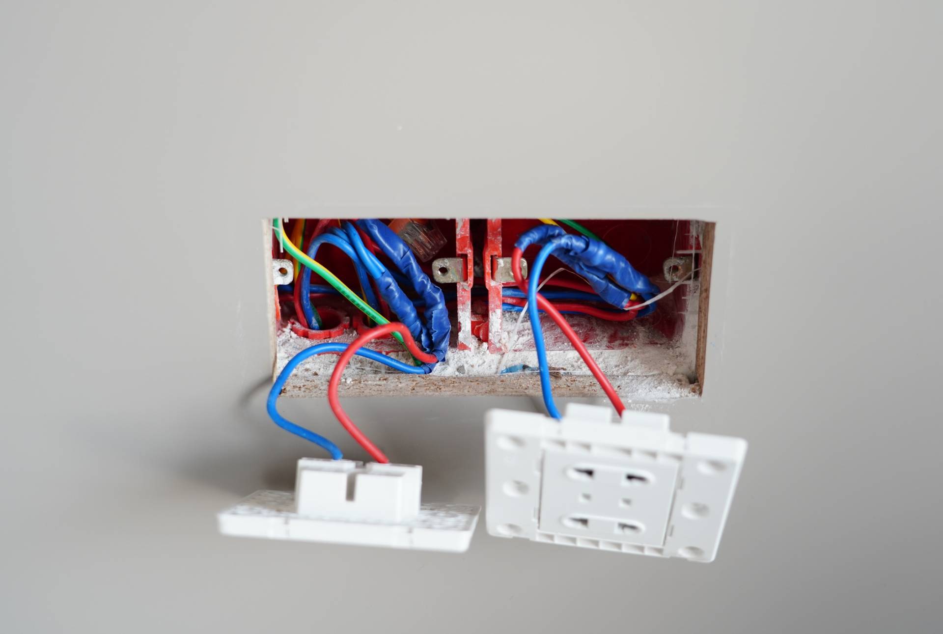 施耐德和西门子开关插座怎么选,施耐德西门子罗格朗公牛开关插座