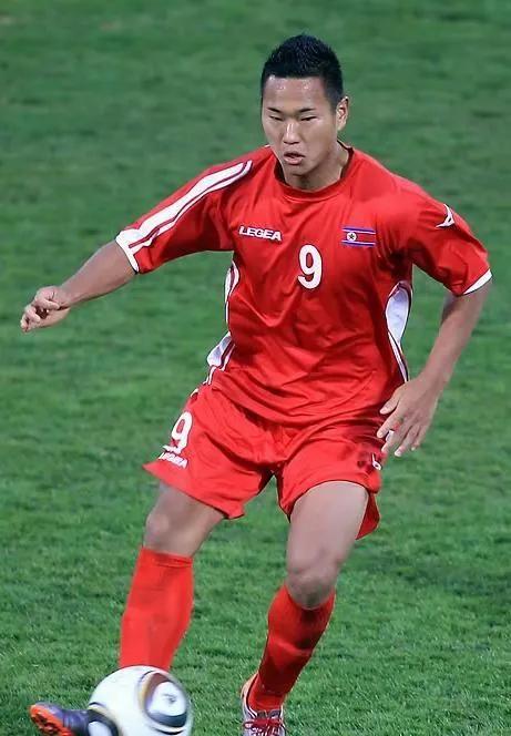 朝鲜足球运动员郑大世在干什么,朝鲜传奇球员郑大世