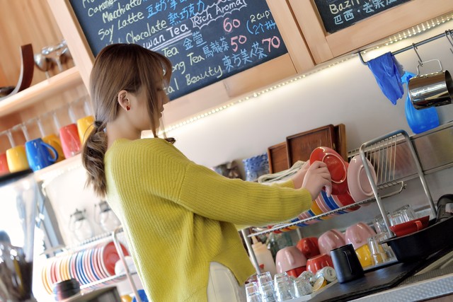 女子在家带娃,被丈夫用钱砸脸,婚姻:请一定擦亮眼睛,活出你的尊严