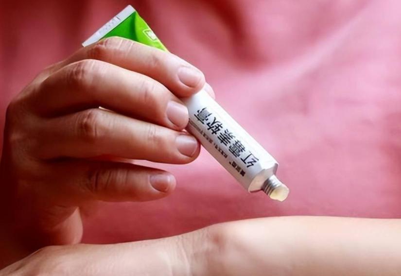 用红霉素软膏皮肤会变黑吗,用红霉素软膏擦一擦就好了
