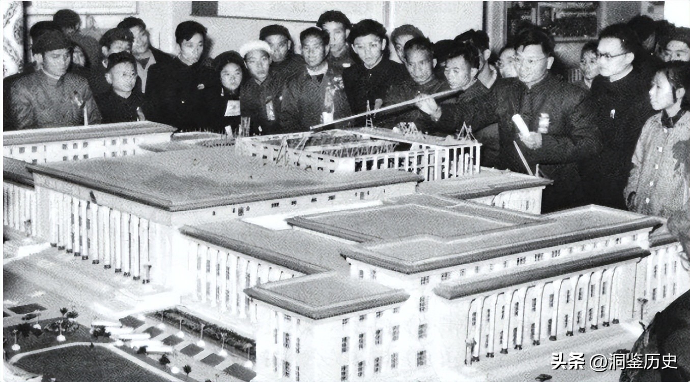 59年人民大会堂落成，毛主席视察时指着天花板笑问：这是谁的主意