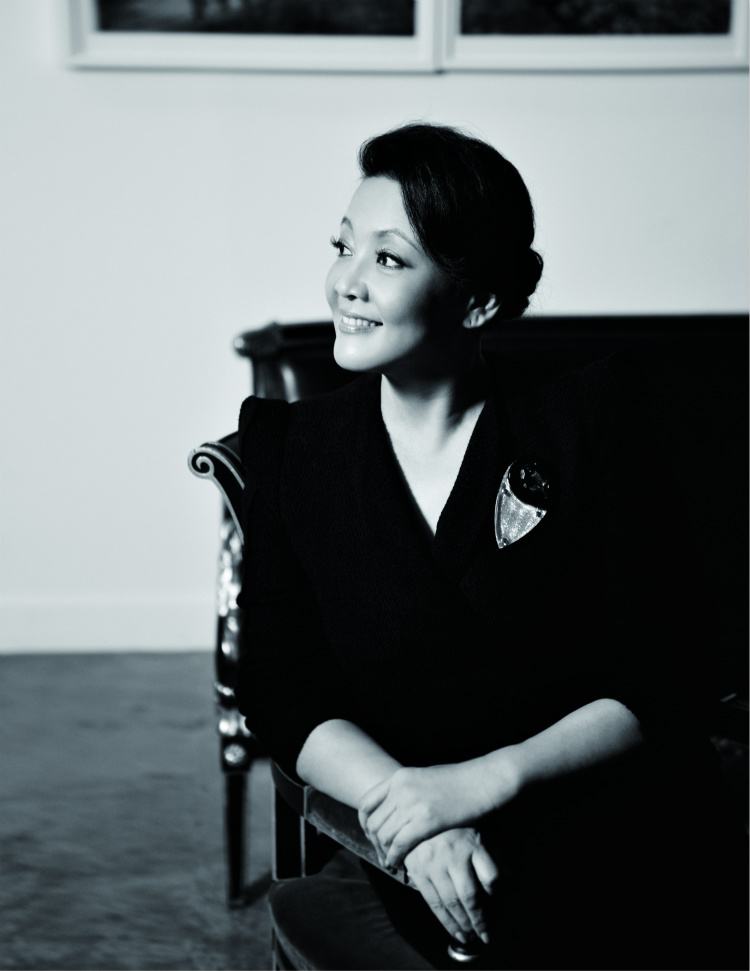 张兰上台演讲说一无所有,张兰经历过失败以后现在的身价