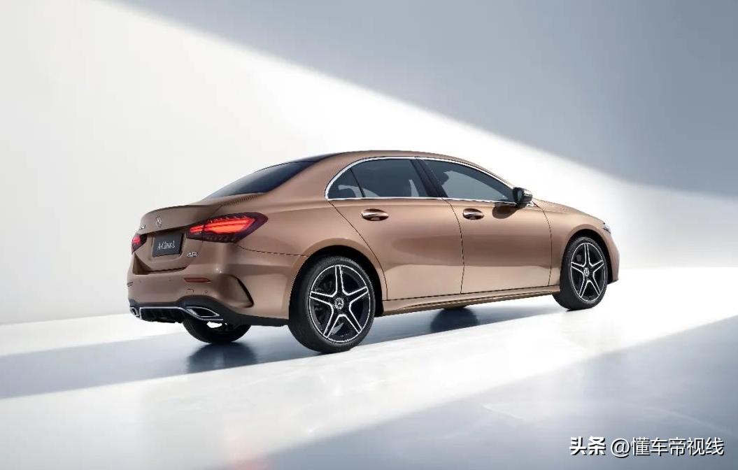 奔驰梅赛德斯24款落地价多少钱,新款奔驰24万元