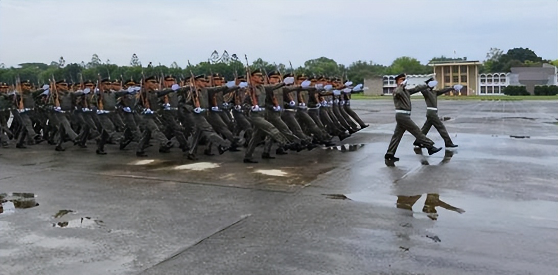 东施效颦！台军草莓兵模仿解放军踢正步，“四不像”惹人啼笑皆非