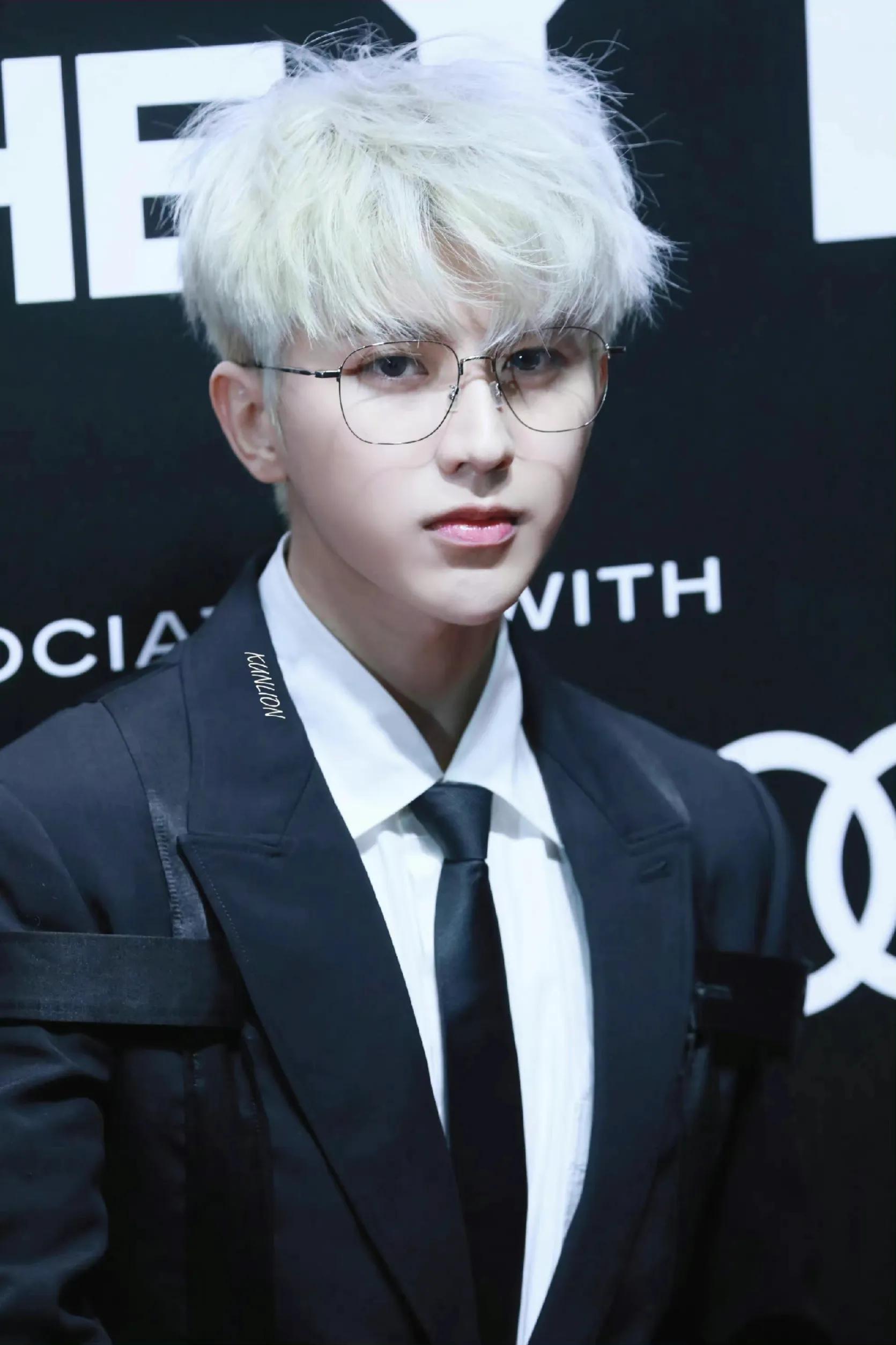 蔡徐坤疑似整容，费用居然高达一亿